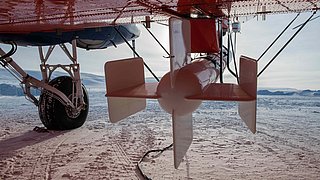 Die Schleppsonde („Bird“) für die Eisdickenmessung befindet sich bei Start und Landung direkt unter dem Rumpf des Flugzeugs.