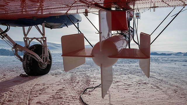 Die Schleppsonde („Bird“) für die Eisdickenmessung befindet sich bei Start und Landung direkt unter dem Rumpf des Flugzeugs.