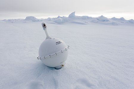 Positionsboje 2018P64 ausgebracht auf Meereis in der Arktis.