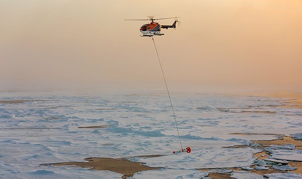 Die Meereisdicke wird während eines Helikopterfluges mit Hilfe des EM-Birds gemessen.