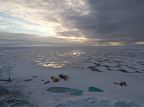 Hier haben AWI-Meereisphysiker:innen ein Eiscamp aufgebaut, um Untersuchungen durchführen zu können.