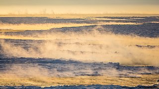 Weddellmeer im Frühling: Über den offenen Wasserflächen steigen Nebelschwaden auf.