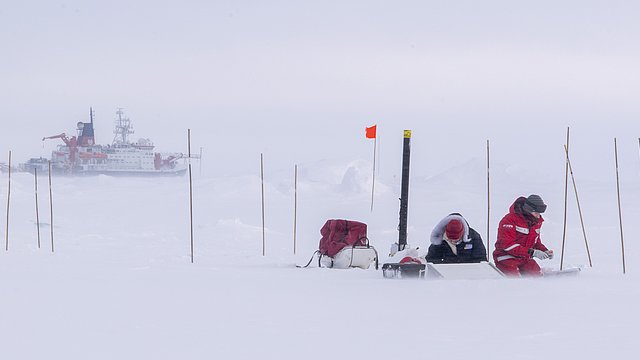 Schneebeprobung auf der MOSAiC Expedition.