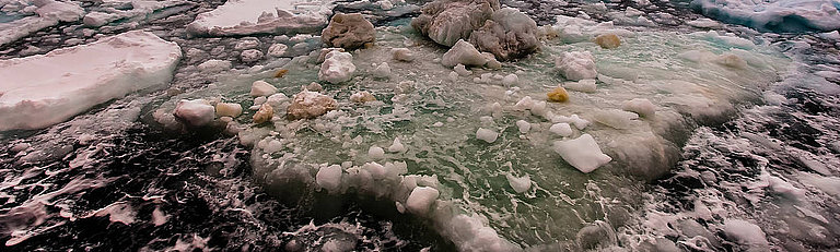 Grün bis braun statt weiß: eine von Eisalgen durchzogene Eisscholle in der Antarktis.