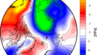 Anomalie des Luftdruck auf Meeresspiegelniveau in hPa für Februar 2019 in der Arktis.