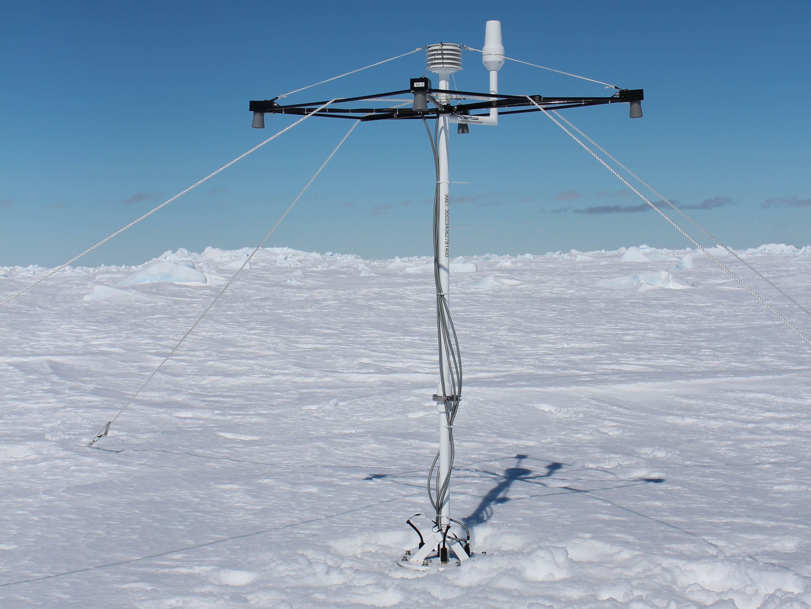Schneeboje 2015S39 ausgebracht auf Meereis in der Antarktis.