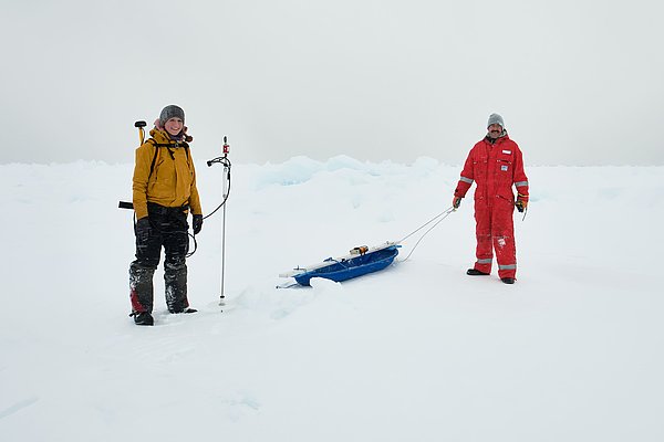 The “Snow and Ice Thickness Team”: The researchers traversed all of the floes on foot with the snow-thickness probe and the GEM sledge.