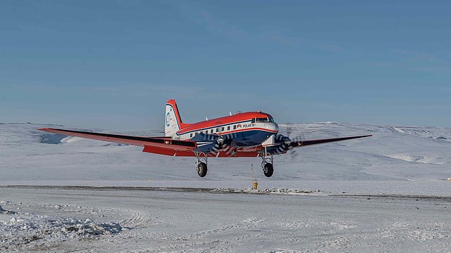 Landung von Polar 6 in Eureka, Kanada nach einem Messflug über Meereis.