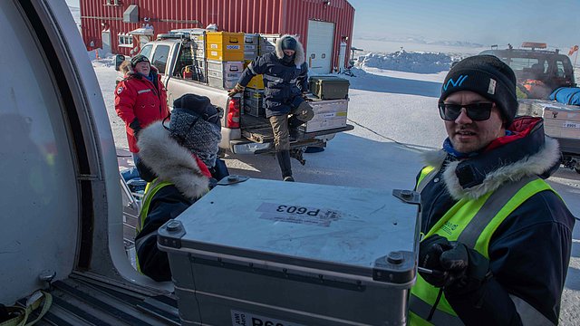 Between the different Arctic stations, the aircraft is loaded and unloaded several times.