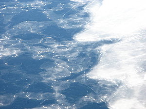 Wachstum von Meereis unter ruhigen Bedingungen ohne Seegang: Nilas.
