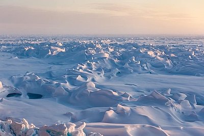 Sogenannte Meereisrücken erhöhen die Oberflächenrauigkeit des arktischen Meereises.